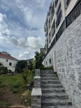 Stepenište koje vodi prema ulazu u zgradu sa popločanim dvorištem. - image 4