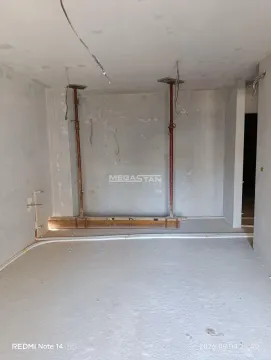 Pogled na nenamještenu prostoriju u fazi renoviranja sa građevinskim stubovima. - image 5