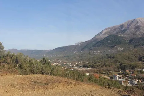 Pogled sa uzvišenja na planine i naselje u dolini. - image 3