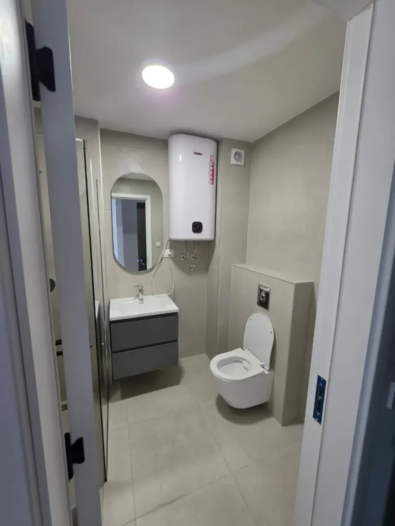 Savremeno opremljeno kupatilo sa sanitarijama i bojlerom.