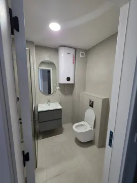 Savremeno opremljeno kupatilo sa sanitarijama i bojlerom. - image 4
