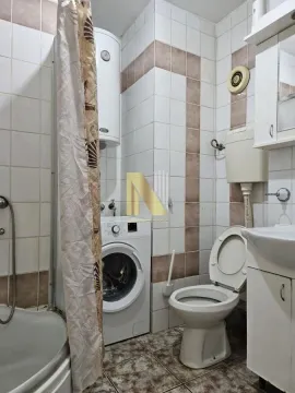 Manje kupatilo sa kadom, veš mašinom i toaletom. - image 12