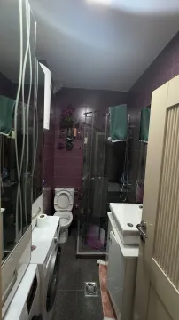 Manje kupatilo sa tuš kabinom, umivaonikom i veš mašinom. - image 11