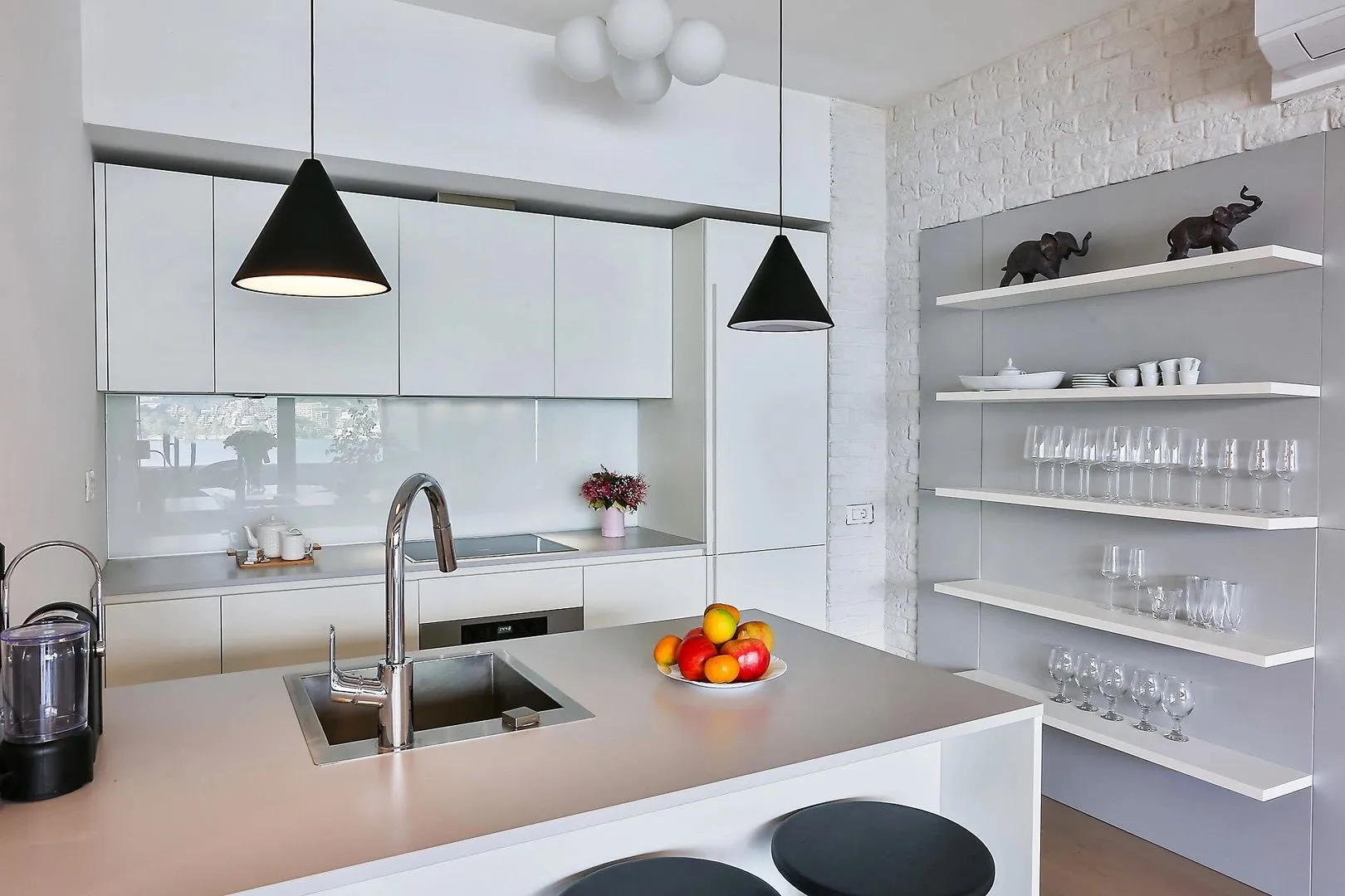 Izdavanje, dvosoban stan, 117m², Centar, Budva