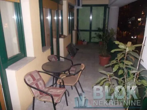Spacious terrace furnished with outdoor seating and plants. - image 3