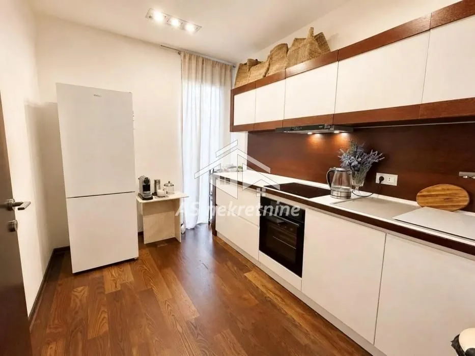 Izdavanje, četvorosoban stan, 160m², Vračar Hram, Vračar Sve Podlokacije