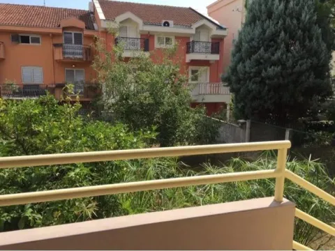 Pogled sa balkona na dvorište i susjednu zgradu. - image 6