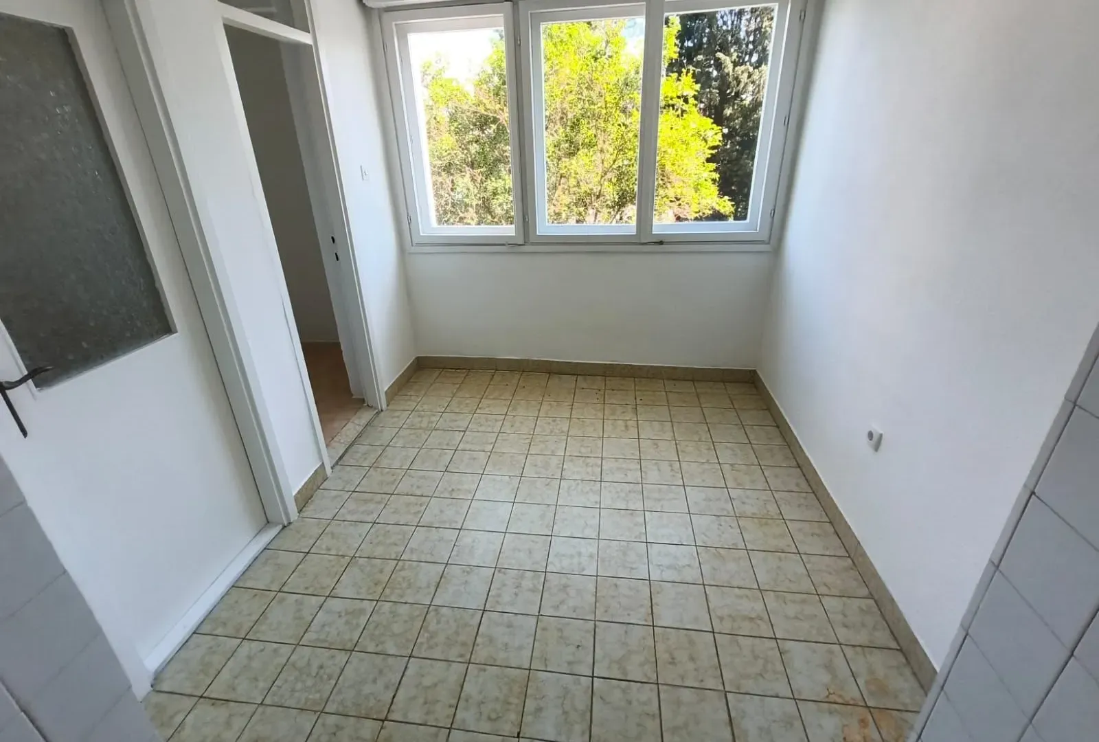 Izdavanje, trosoban stan, 95m², Gintaš, Podgorica