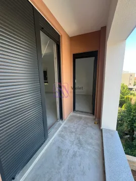 Nenamješten balkon sa pogledom na okolinu i ulaznim vratima. - image 8