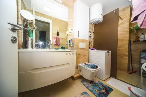 Kupatilo opremljeno umivaonikom, WC šoljom, mašinom za veš i tuš kabinom. - image 7