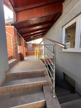 Natkriveni ulaz u kuću sa stepeništem i metalnom ogradom. - image 22