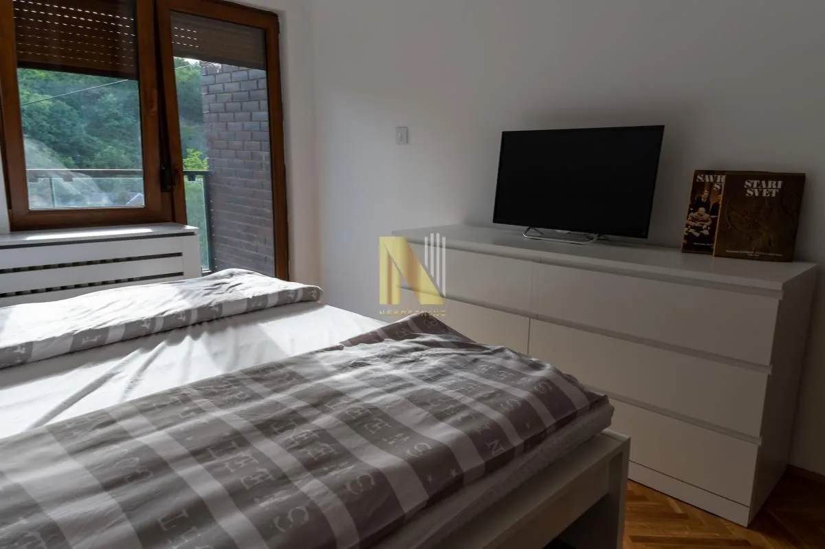 Izdavanje, kuća, 300m², Beočin, Srbija