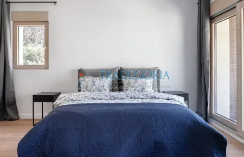 Spavaća soba sa bračnim krevetom, noćnim ormarićima i prozorom. - image 12