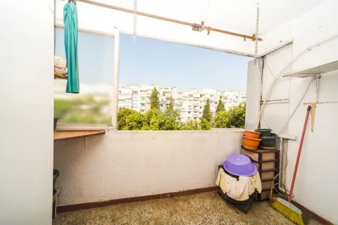 Manji natkriveni balkon sa pogledom na susjedne zgrade i zelenilo. - image 8