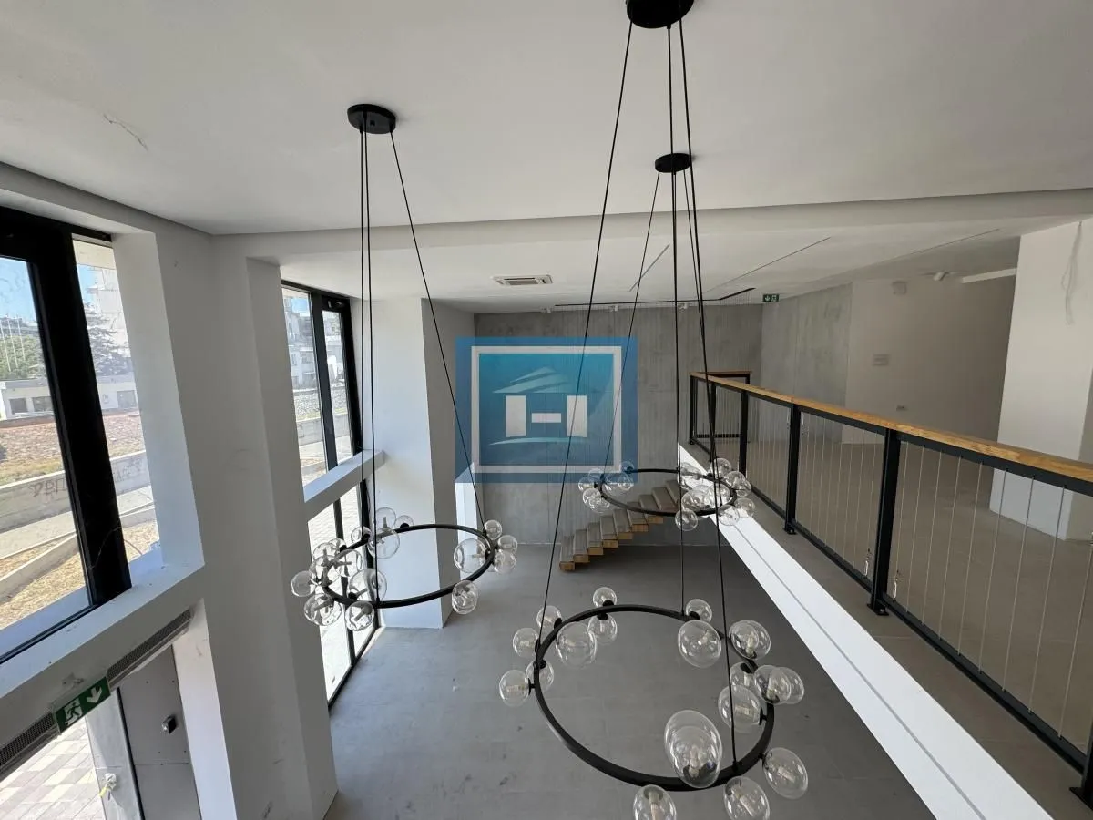 Izdavanje, poslovni prostor, 255m², Centar, Paraćin