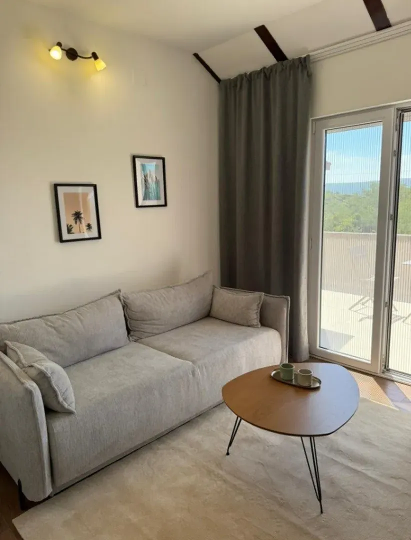 Izdavanje, jednosoban stan, 50m², Tivat, Crna Gora