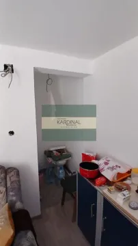 Pogled na deo unutrašnjosti stana sa kuhinjskim elementima i prolazom. - image 16