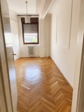 Prazna soba sa drvenim parketom i prozorom. - image 8