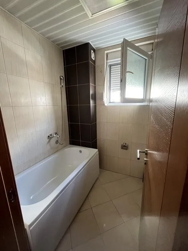 Bathroom equipped with a bathtub and ceramic tiles.