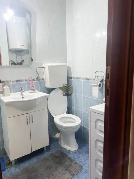 Kupatilo opremljeno umivaonikom, WC šoljom, bojlerom i pločicama na zidovima. - image 9