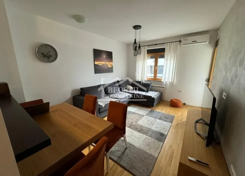 Izdavanje, trosoban stan, 64m², Zemun Sve Podlokacije, Beograd