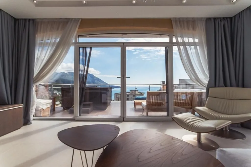 Izdavanje, trosoban stan, 146m², Bečići, Budva