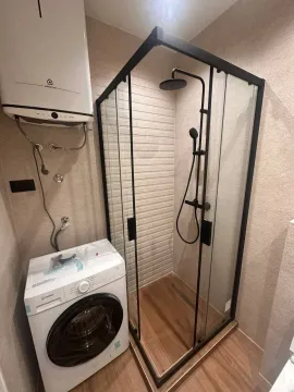 Kupatilo sa tuš kabinom, bojlerom i veš mašinom. - image 3
