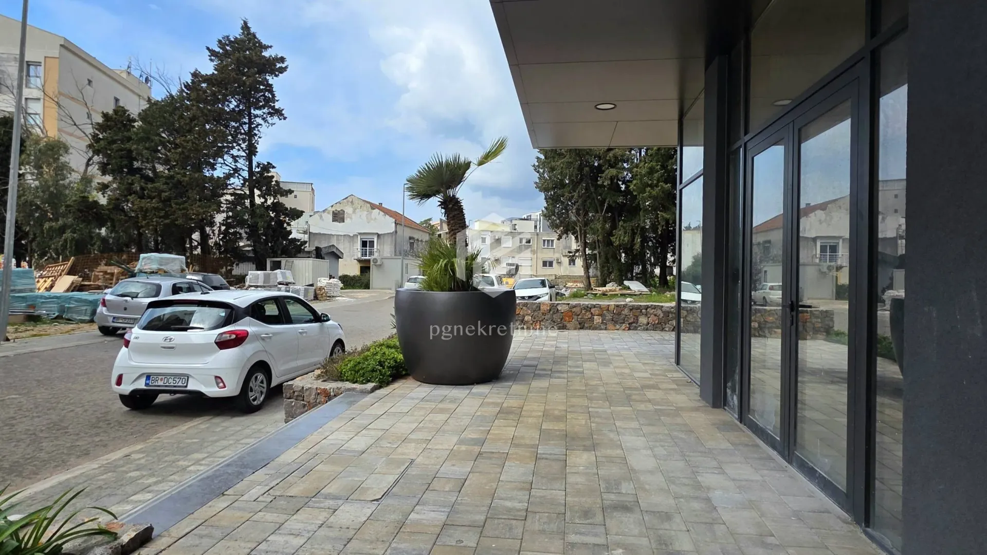 Rent, office space, 55m², Šušanj, Bar