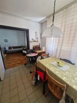 Trpezarija sa stolom i stolicama i pogledom na dnevnu sobu. - image 7