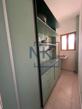 Manja kuhinja sa zelenim elementima i prozorom. - image 15