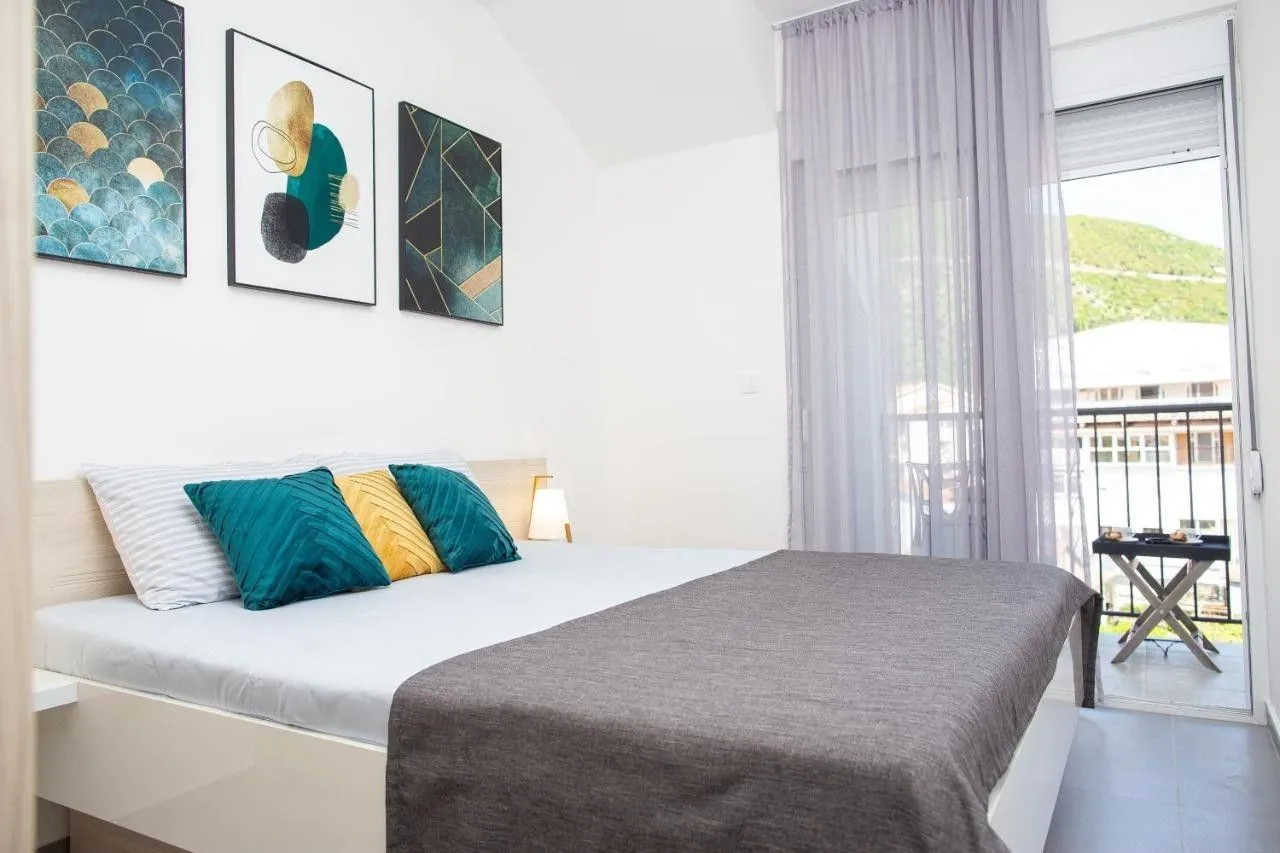 Bedroom with a double bed and access to the terrace.