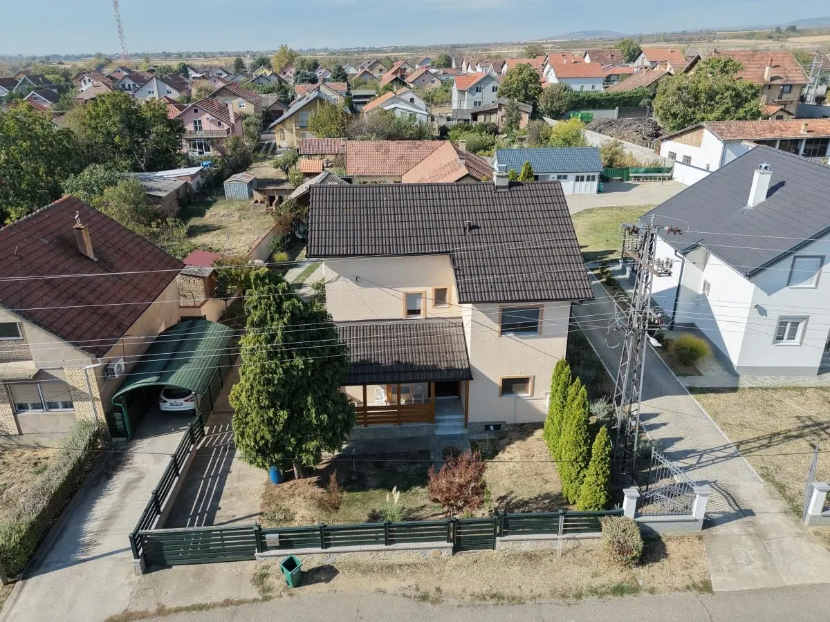 Pogled iz vazduha na porodičnu kuću sa dvorištem i okruženjem.