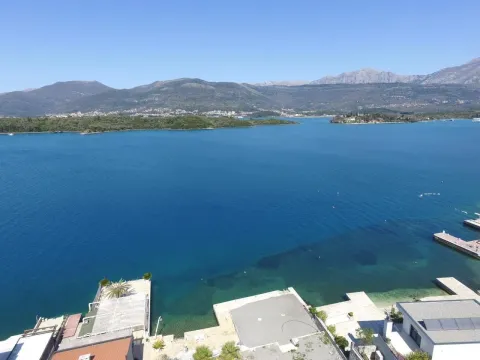 Pogled na more i obalu sa terase ili prozora nekretnine. - image 3