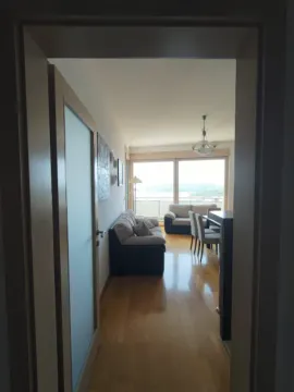 Pogled iz hodnika na dnevni boravak sa garniturom i izlazom na terasu. - image 7