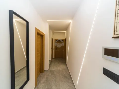 Izdavanje, kuća, 190m², Tološi, Podgorica - image 23