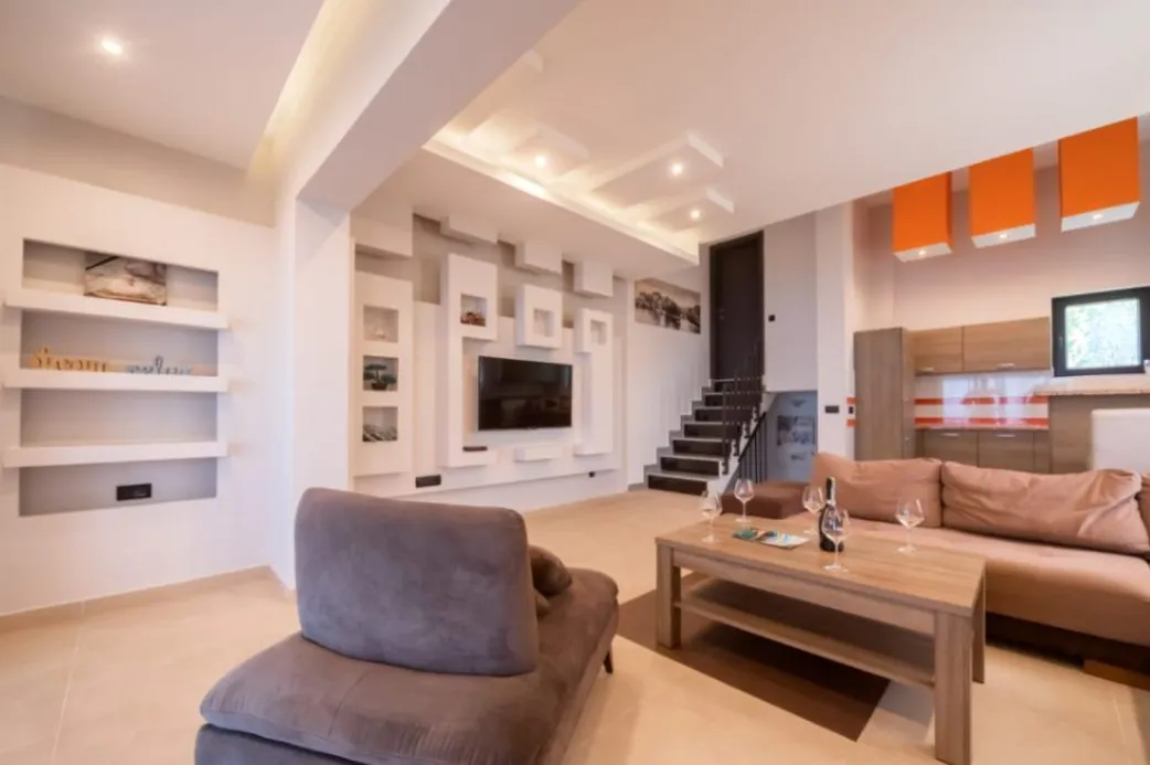 Sale, house, 560m², Šušanj, Bar