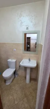 Manje kupatilo sa lavaboom, wc šoljom i ogledalom. - image 5