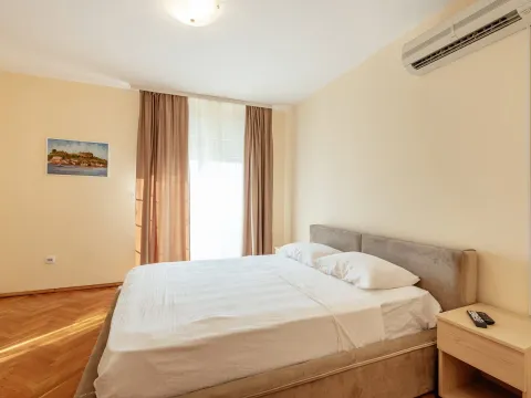 Izdavanje, kuća, 247m², Centar, Kotor - image 15