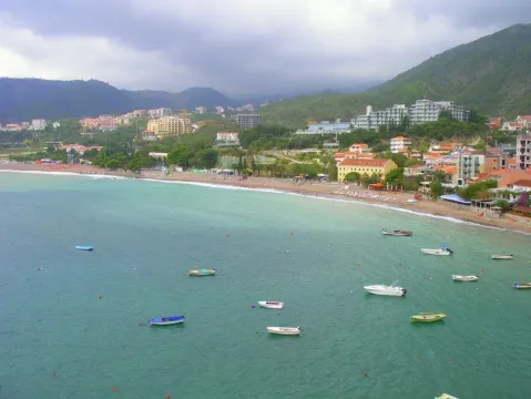 Pogled na more, plažu i naselje u daljini. - image 11