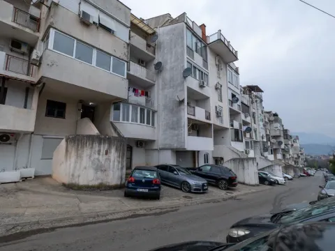 Izdavanje, jednosoban stan, 54m², Malo Brdo, Podgorica - image 2