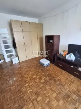 Nameštena spavaća soba sa velikim garderoberom i parketom na podu. - image 3