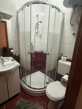 Manje kupatilo sa tuš kabinom, umivaonikom i šoljom. - image 3