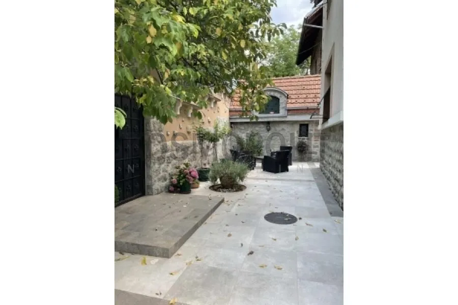 Sale, house, 365m², Miljakovac, Rakovica