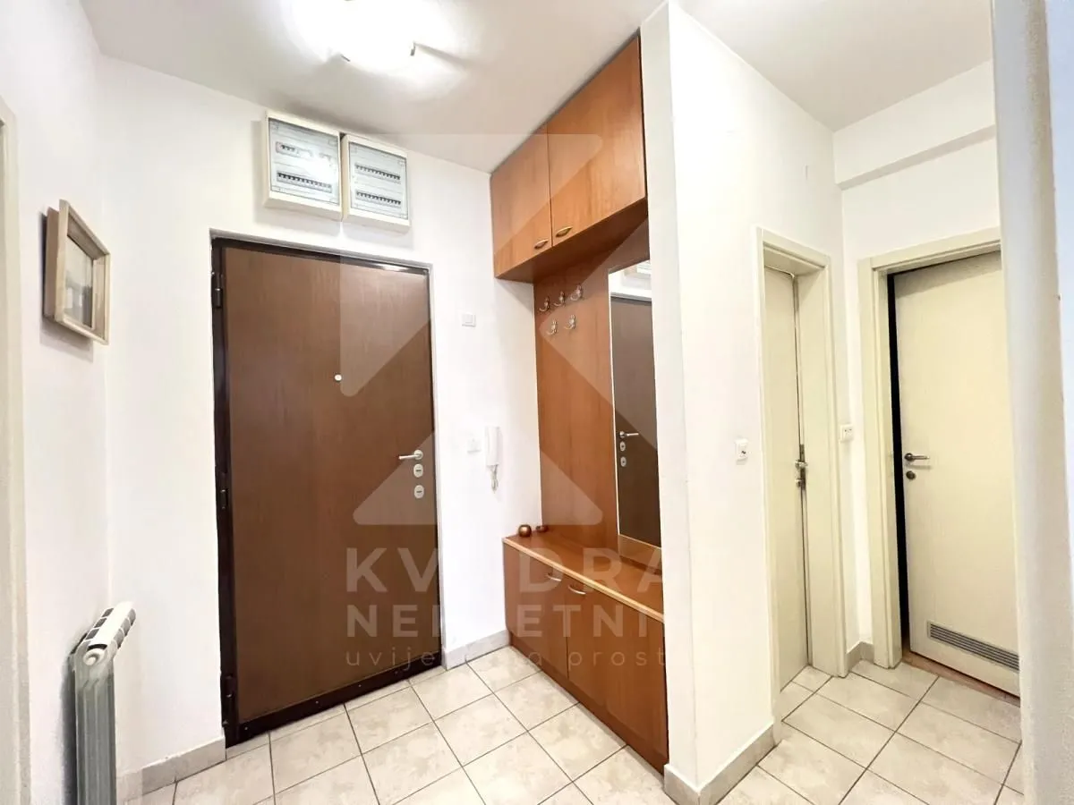 Izdavanje, dvosoban stan, 74m², Preko Morače, Podgorica
