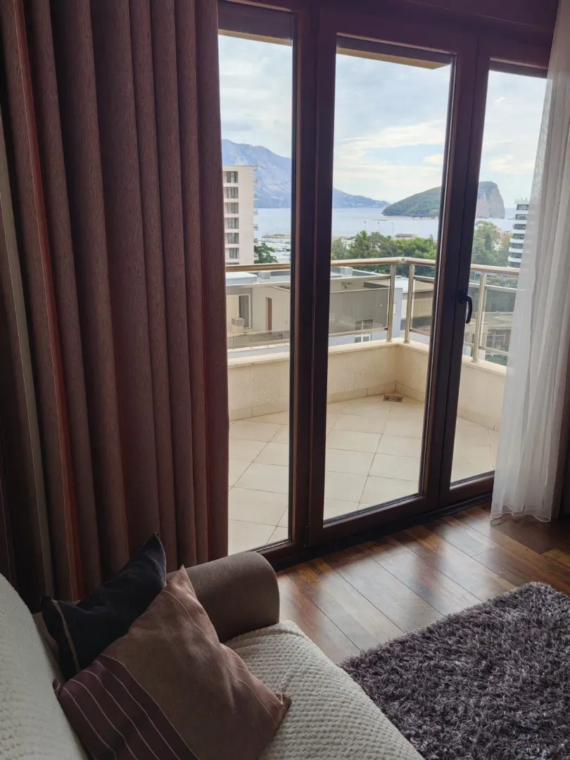 Living room with access to the balcony and a sea view.