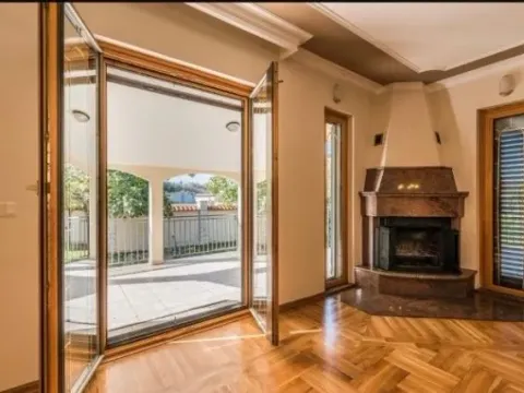 Izdavanje, petosoban stan, 400m², Zabjelo, Podgorica - image 12