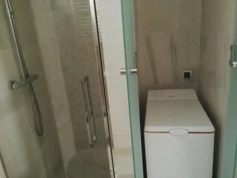 Kupatilo sa tuš kabinom i veš mašinom. - image 7