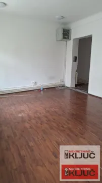 Prazna prostorija sa drvenim podom i belim zidovima. - image 12