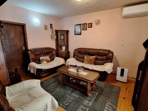 Kuća in Tološi