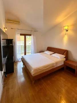 Spavaća soba sa bračnim krevetom, noćnim stočićima i izlazom na balkon. - image 12
